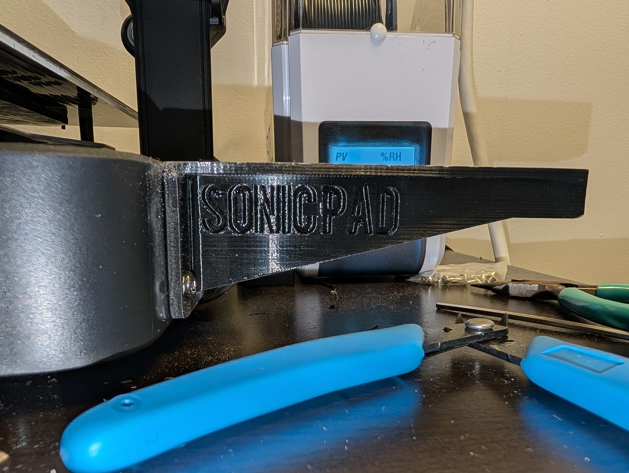 Picture of the bottom segment of a mount for the Creality Sonic Pad, attached to the Ender 3 V3 SE.